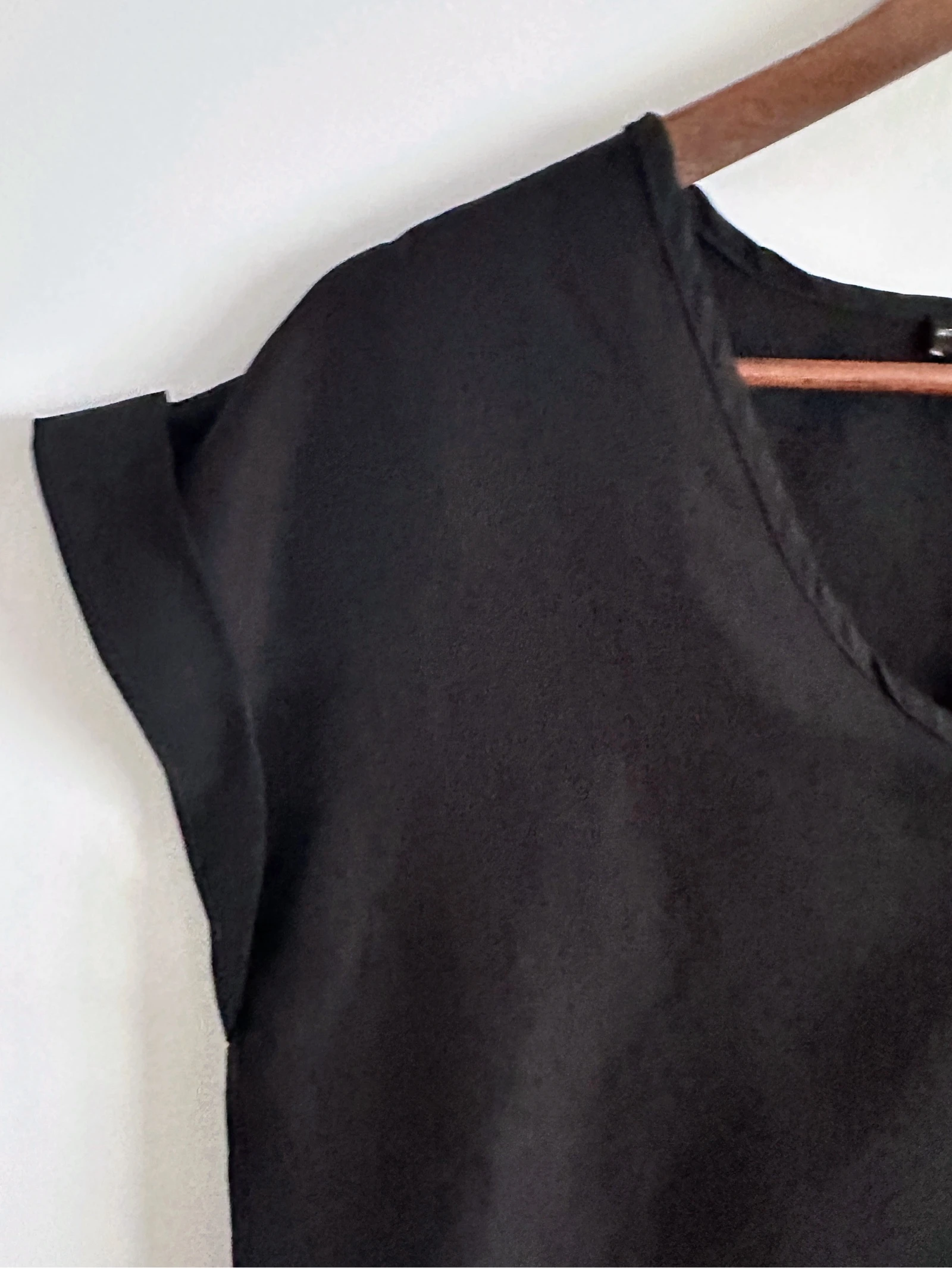 Vloeiende zwarte Atmosphere blouse met V-hals maat M – photo 3